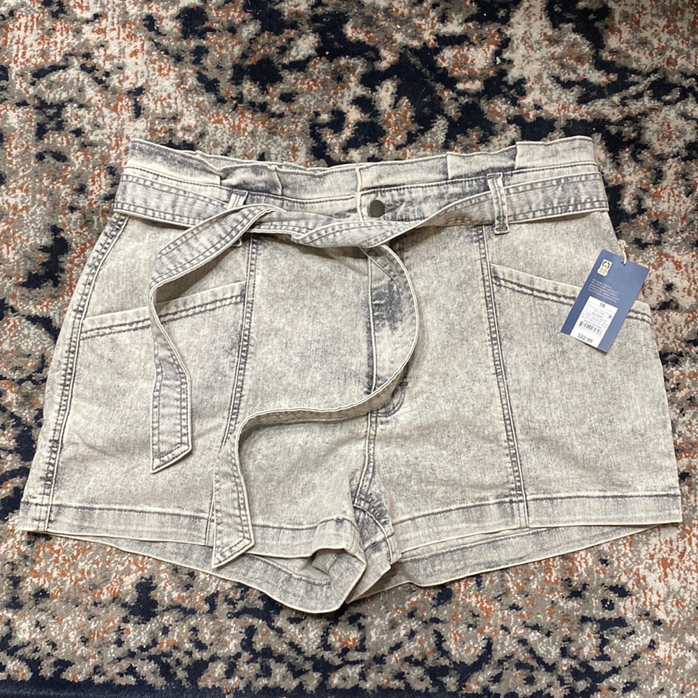 Gray washed jeans shorts.